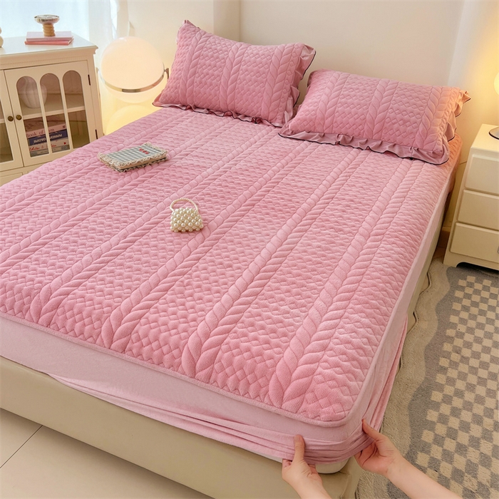 91家纺网 家纺一手货源 找家纺 圣比熊 2025新款A类牛奶绒夹棉床笠床单床盖床护垫保护罩三件套花边枕套-轻奢 轻奢款-浪漫粉