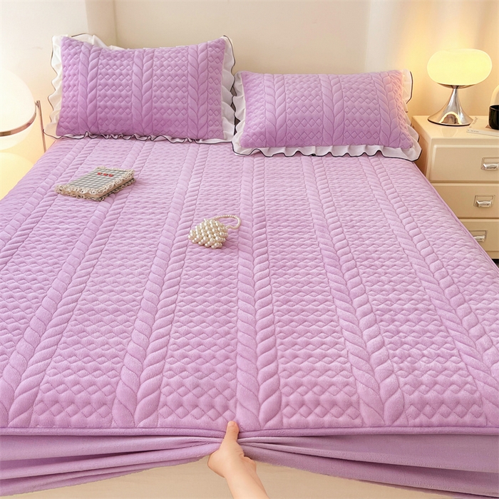 91家纺网 家纺一手货源 找家纺 圣比熊 2025新款A类牛奶绒夹棉床笠床单床盖床护垫保护罩三件套花边枕套-轻奢 轻奢款-梦幻紫