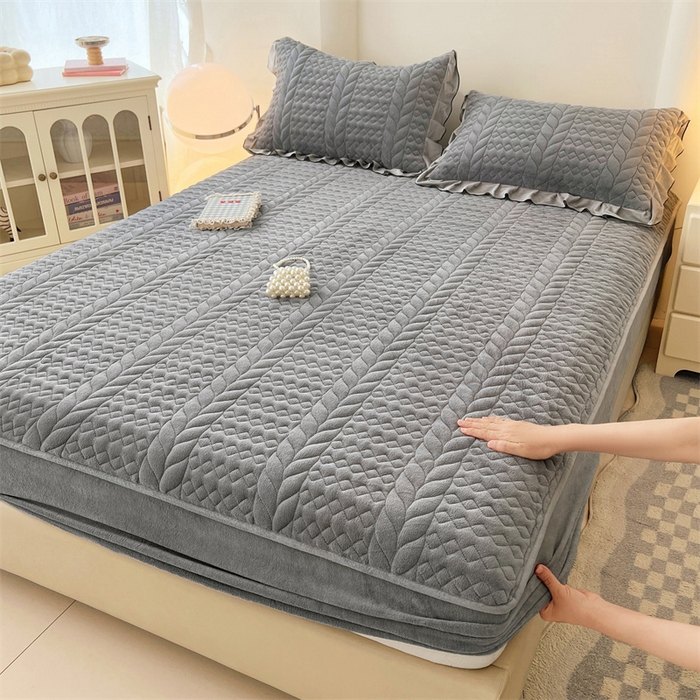 91家纺网 家纺一手货源 找家纺 圣比熊 2025新款A类牛奶绒夹棉床笠床单床盖床护垫保护罩三件套花边枕套-轻奢 轻奢款-星辰灰