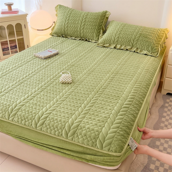 91家纺网 家纺一手货源 找家纺 圣比熊 2025新款A类牛奶绒夹棉床笠床单床盖床护垫保护罩三件套花边枕套-轻奢 轻奢款-果绿