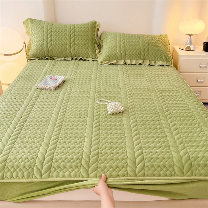 91家纺网 家纺一手货源 找家纺 圣比熊 2025新款A类牛奶绒夹棉床笠床单床盖床护垫保护罩三件套花边枕套-轻奢 轻奢款-果绿