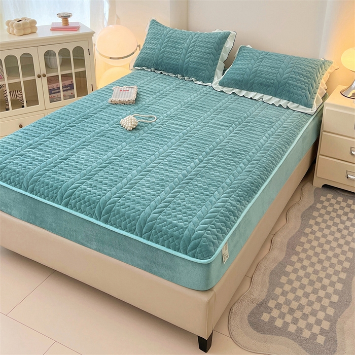 91家纺网 家纺一手货源 找家纺 圣比熊 2025新款A类牛奶绒夹棉床笠床单床盖床护垫保护罩三件套花边枕套-轻奢 轻奢款-浅水兰