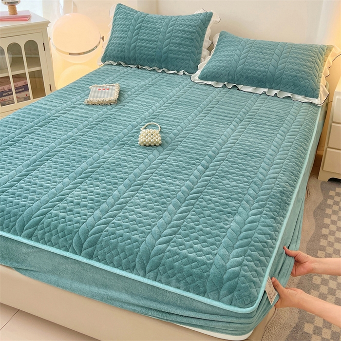 91家纺网 家纺一手货源 找家纺 圣比熊 2025新款A类牛奶绒夹棉床笠床单床盖床护垫保护罩三件套花边枕套-轻奢 轻奢款-浅水兰