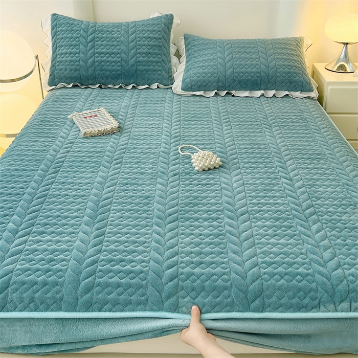 91家纺网 家纺一手货源 找家纺 圣比熊 2025新款A类牛奶绒夹棉床笠床单床盖床护垫保护罩三件套花边枕套-轻奢 轻奢款-浅水兰