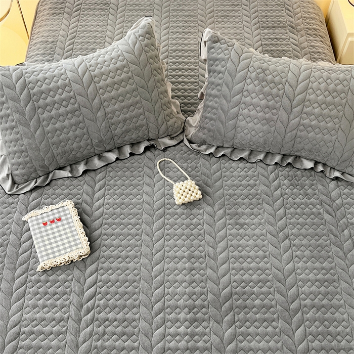 91家纺网 家纺一手货源 找家纺 圣比熊 2025新款A类牛奶绒夹棉床笠床单床盖床护垫保护罩三件套花边枕套-轻奢 轻奢款-星辰灰