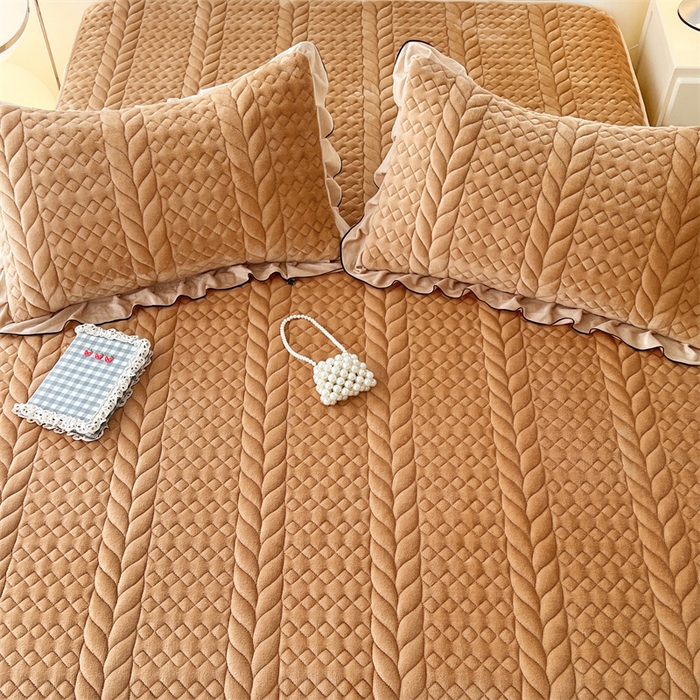 91家纺网 家纺一手货源 找家纺 圣比熊 2025新款A类牛奶绒夹棉床笠床单床盖床护垫保护罩三件套花边枕套-轻奢 轻奢款-奶茶咖