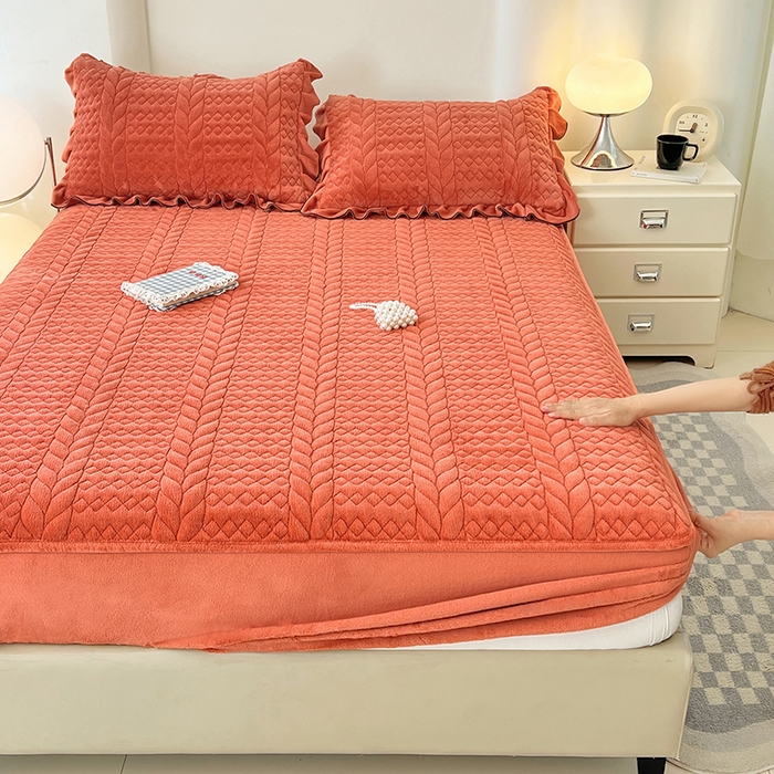 91家纺网 家纺一手货源 找家纺 圣比熊 2025新款A类牛奶绒夹棉床笠床单床盖床护垫保护罩三件套花边枕套-轻奢 轻奢款-活力橘