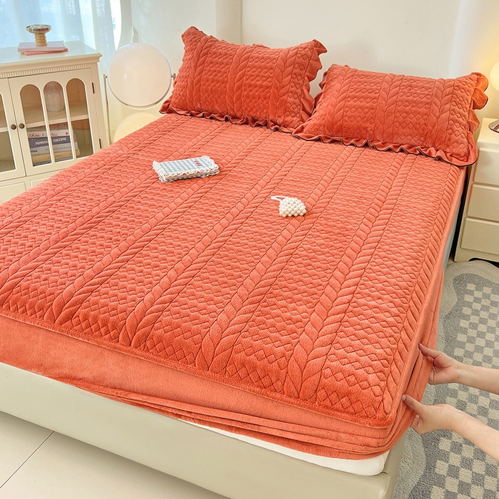 91家纺网 家纺一手货源 找家纺 圣比熊 2025新款A类牛奶绒夹棉床笠床单床盖床护垫保护罩三件套花边枕套-轻奢 轻奢款-活力橘