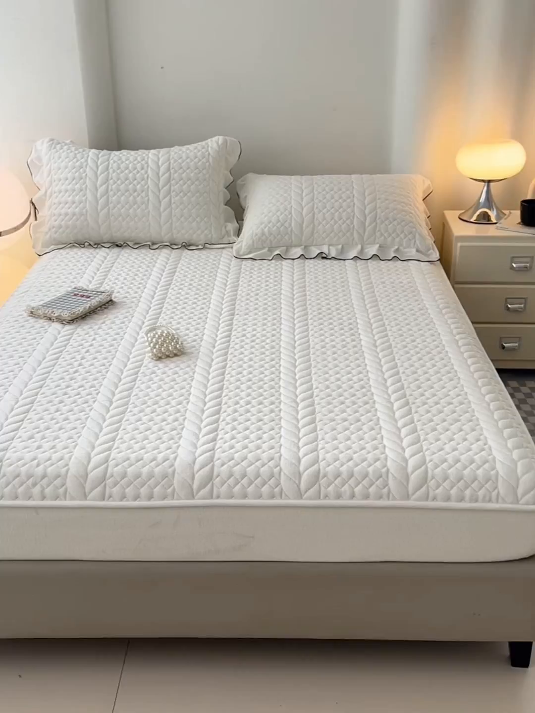 91家纺网 家纺一手货源 找家纺 圣比熊 2025新款A类牛奶绒夹棉床笠床单床盖床护垫保护罩三件套花边枕套-轻奢 轻奢款-象牙白