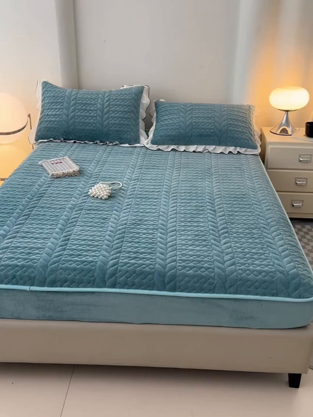 91家纺网 家纺一手货源 找家纺 圣比熊 2025新款A类牛奶绒夹棉床笠床单床盖床护垫保护罩三件套花边枕套-轻奢 轻奢款-浅水兰