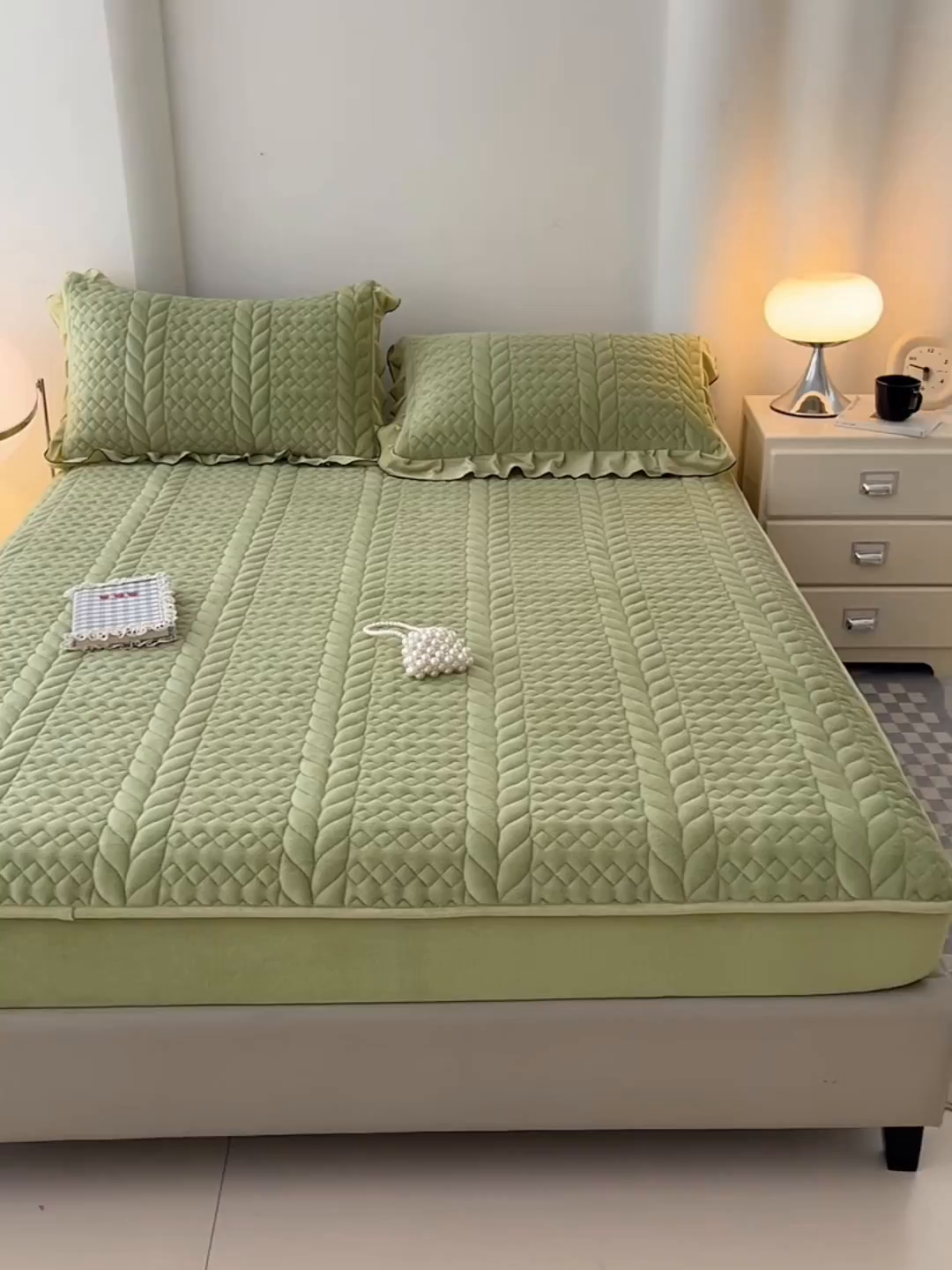 91家纺网 家纺一手货源 找家纺 圣比熊 2025新款A类牛奶绒夹棉床笠床单床盖床护垫保护罩三件套花边枕套-轻奢 轻奢款-果绿