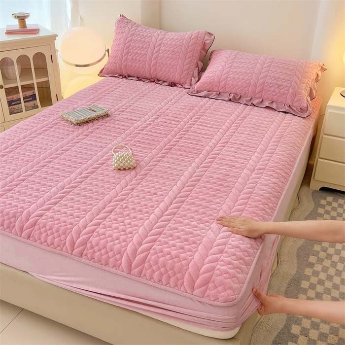 91家纺网 家纺一手货源 找家纺 （总）梦舒羽 2025新款A类牛奶绒夹棉床笠床单床盖床护垫保护罩三件套花边枕套-轻奢