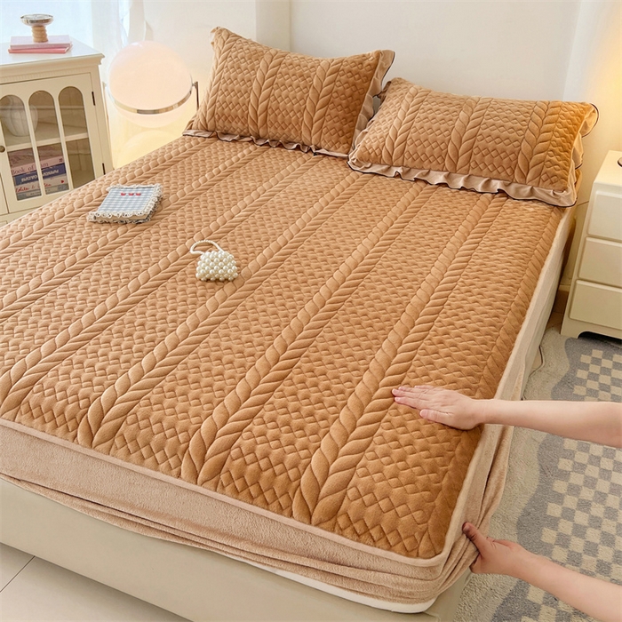 91家纺网 家纺一手货源 找家纺 （总）梦舒羽 2025新款A类牛奶绒夹棉床笠床单床盖床护垫保护罩三件套花边枕套-轻奢