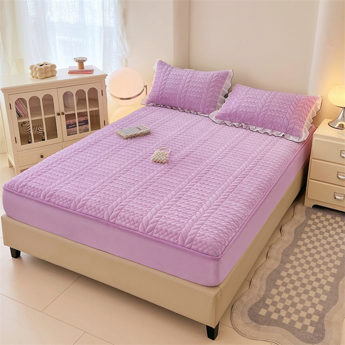 91家纺网 家纺一手货源 找家纺 梦舒羽 2025新款A类牛奶绒夹棉床笠床单床盖床护垫保护罩三件套花边枕套-轻奢 轻奢款-梦幻紫