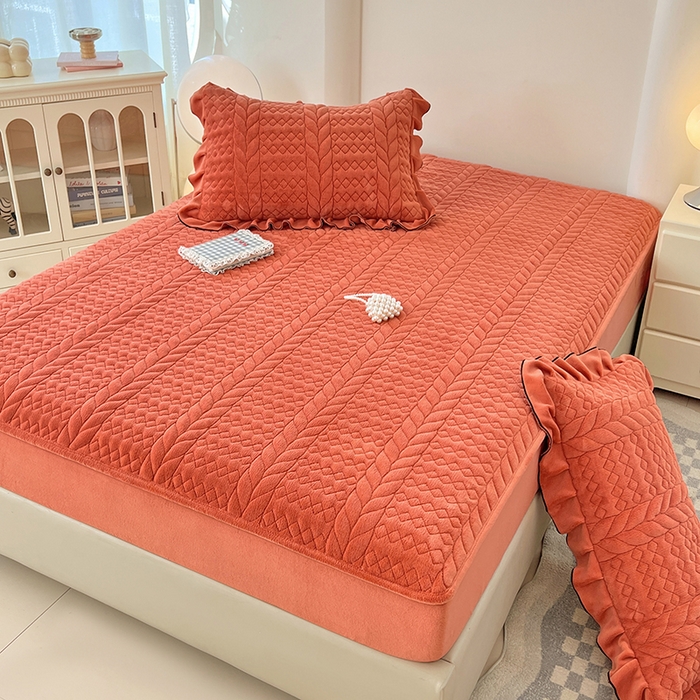 91家纺网 家纺一手货源 找家纺 （总）梦舒羽 2025新款A类牛奶绒夹棉床笠床单床盖床护垫保护罩三件套花边枕套-轻奢