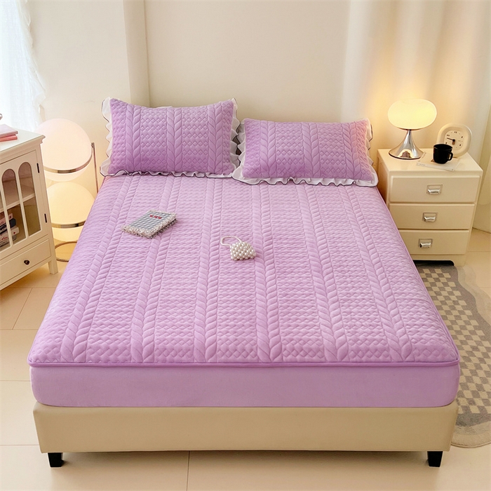 91家纺网 家纺一手货源 找家纺 梦舒羽 2025新款A类牛奶绒夹棉床笠床单床盖床护垫保护罩三件套花边枕套-轻奢 轻奢款-梦幻紫