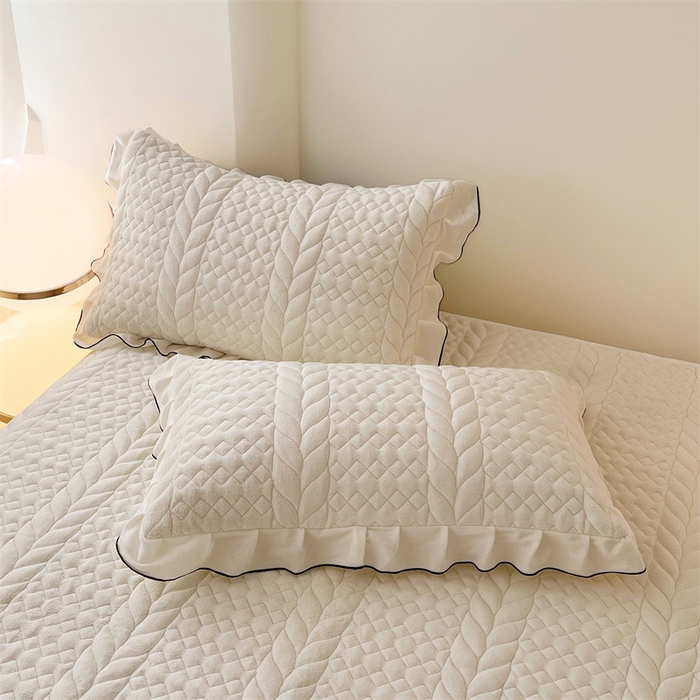 91家纺网 家纺一手货源 找家纺 梦舒羽 2025新款A类牛奶绒夹棉床笠床单床盖床护垫保护罩三件套花边枕套-轻奢 轻奢款-象牙白