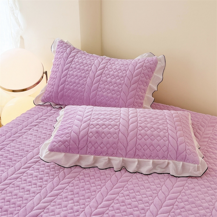 91家纺网 家纺一手货源 找家纺 梦舒羽 2025新款A类牛奶绒夹棉床笠床单床盖床护垫保护罩三件套花边枕套-轻奢 轻奢款-梦幻紫