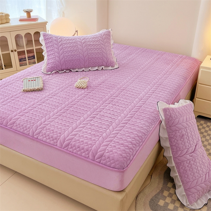 91家纺网 家纺一手货源 找家纺 梦舒羽 2025新款A类牛奶绒夹棉床笠床单床盖床护垫保护罩三件套花边枕套-轻奢 轻奢款-梦幻紫