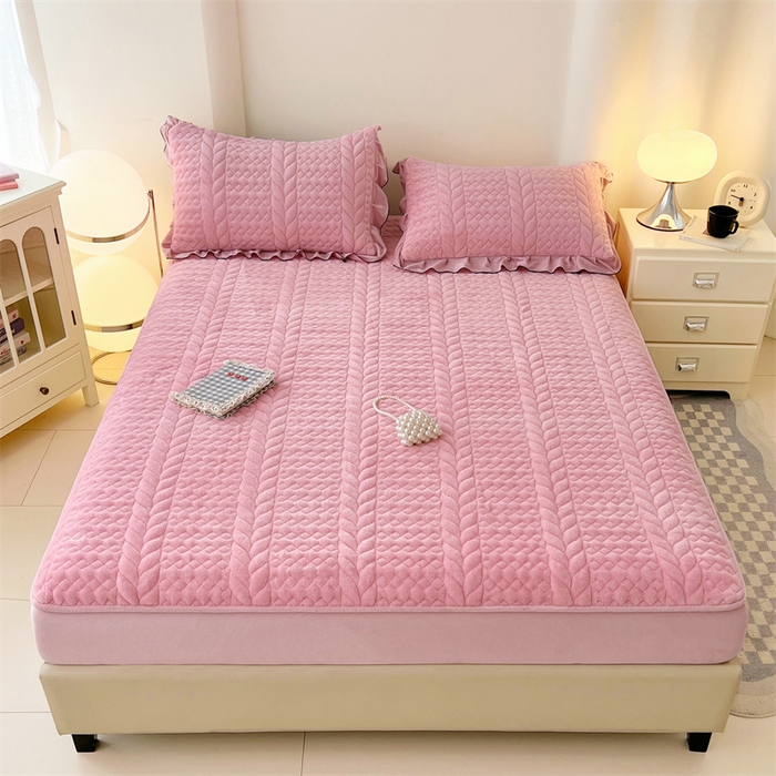 91家纺网 家纺一手货源 找家纺 梦舒羽 2025新款A类牛奶绒夹棉床笠床单床盖床护垫保护罩三件套花边枕套-轻奢 轻奢款-浪漫粉