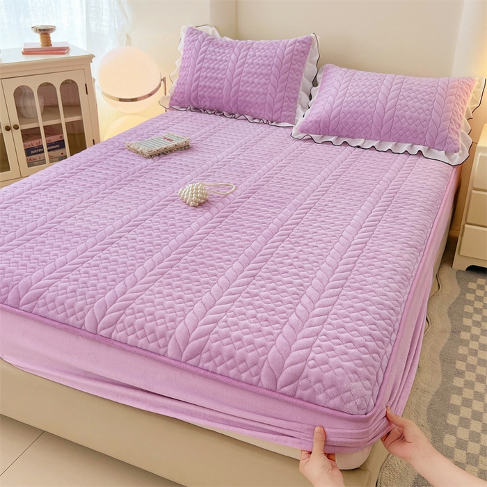 91家纺网 家纺一手货源 找家纺 梦舒羽 2025新款A类牛奶绒夹棉床笠床单床盖床护垫保护罩三件套花边枕套-轻奢 轻奢款-梦幻紫