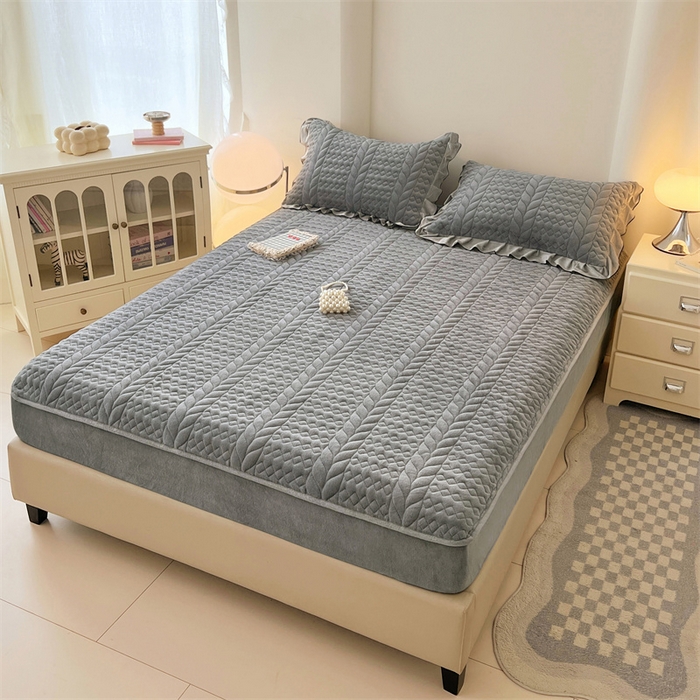 91家纺网 家纺一手货源 找家纺 梦舒羽 2025新款A类牛奶绒夹棉床笠床单床盖床护垫保护罩三件套花边枕套-轻奢 轻奢款-星辰灰