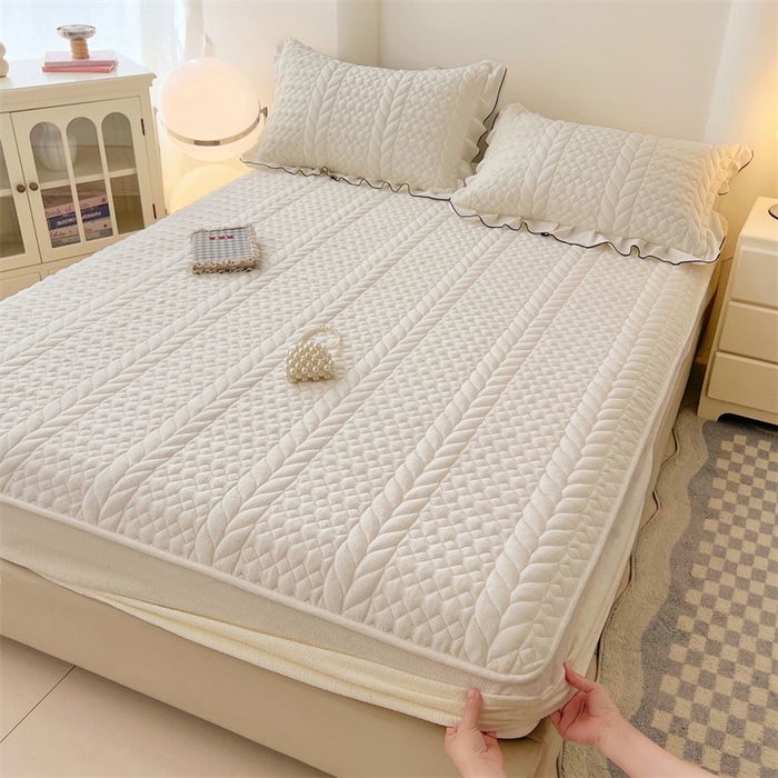 91家纺网 家纺一手货源 找家纺 梦舒羽 2025新款A类牛奶绒夹棉床笠床单床盖床护垫保护罩三件套花边枕套-轻奢 轻奢款-象牙白