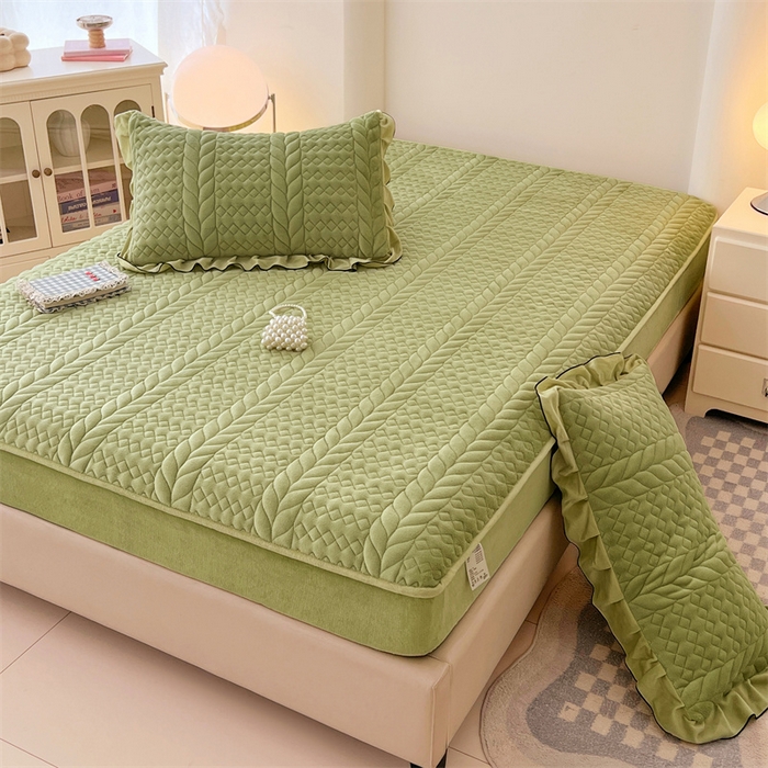 91家纺网 家纺一手货源 找家纺 梦舒羽 2025新款A类牛奶绒夹棉床笠床单床盖床护垫保护罩三件套花边枕套-轻奢 轻奢款-果绿