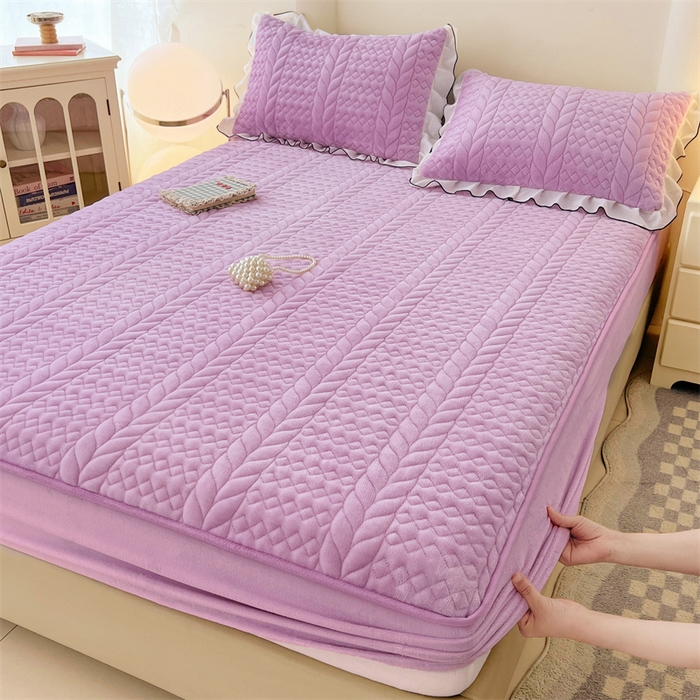 91家纺网 家纺一手货源 找家纺 梦舒羽 2025新款A类牛奶绒夹棉床笠床单床盖床护垫保护罩三件套花边枕套-轻奢 轻奢款-梦幻紫