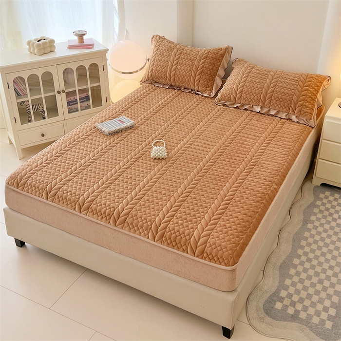 91家纺网 家纺一手货源 找家纺 梦舒羽 2025新款A类牛奶绒夹棉床笠床单床盖床护垫保护罩三件套花边枕套-轻奢 轻奢款-奶茶咖