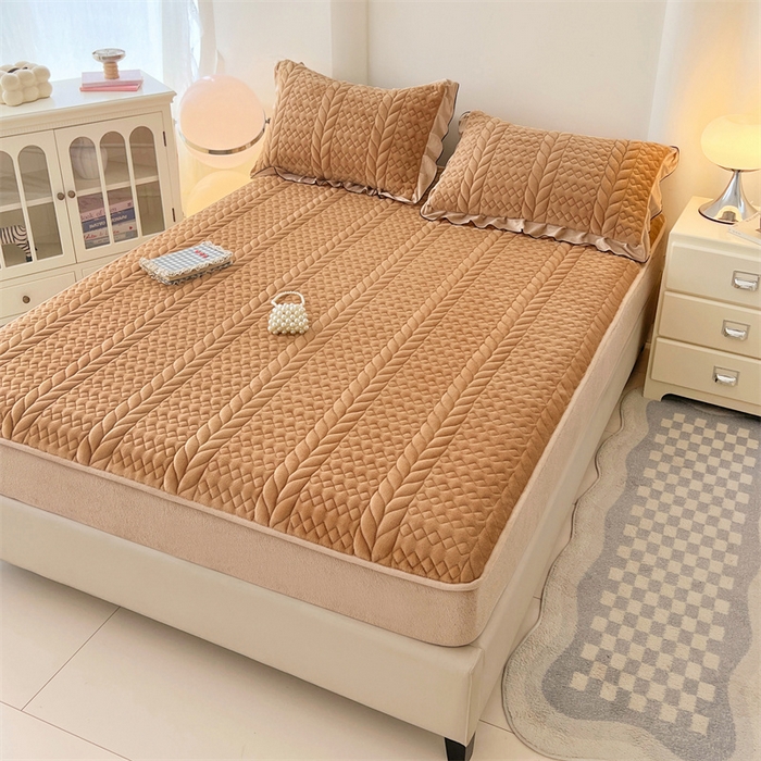 91家纺网 家纺一手货源 找家纺 梦舒羽 2025新款A类牛奶绒夹棉床笠床单床盖床护垫保护罩三件套花边枕套-轻奢 轻奢款-奶茶咖