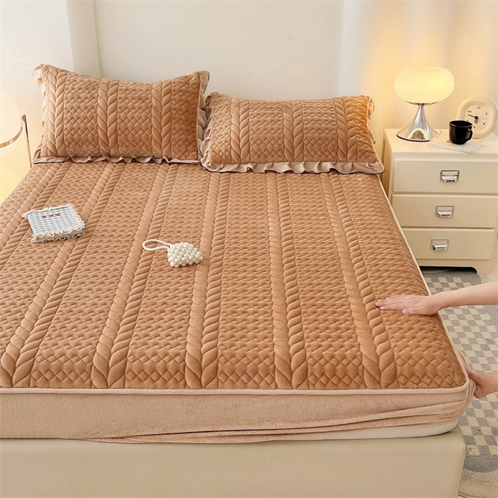 91家纺网 家纺一手货源 找家纺 梦舒羽 2025新款A类牛奶绒夹棉床笠床单床盖床护垫保护罩三件套花边枕套-轻奢 轻奢款-奶茶咖