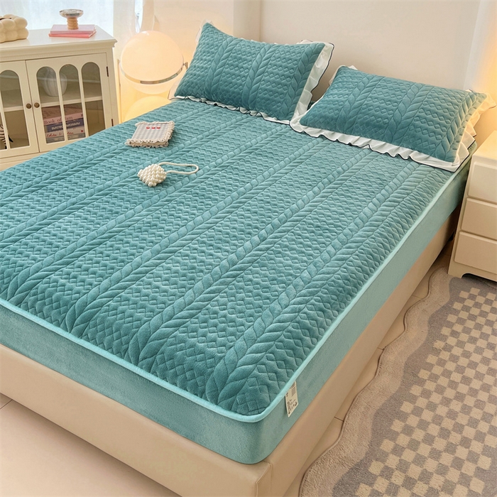 91家纺网 家纺一手货源 找家纺 梦舒羽 2025新款A类牛奶绒夹棉床笠床单床盖床护垫保护罩三件套花边枕套-轻奢 轻奢款-浅水兰