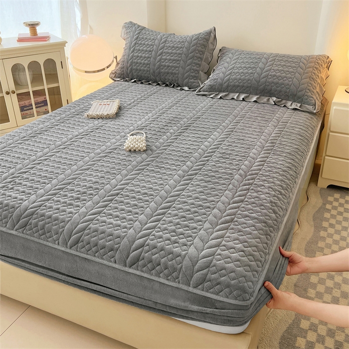 91家纺网 家纺一手货源 找家纺 梦舒羽 2025新款A类牛奶绒夹棉床笠床单床盖床护垫保护罩三件套花边枕套-轻奢 轻奢款-星辰灰