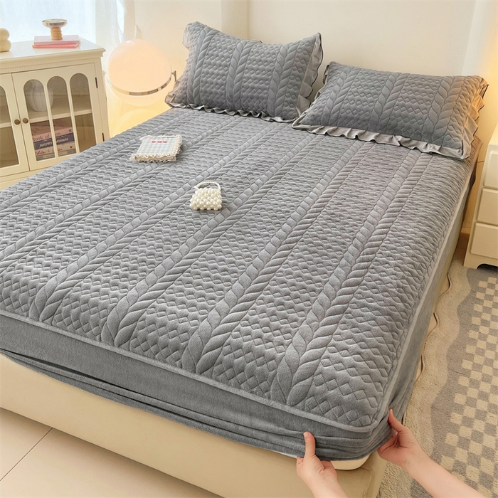 91家纺网 家纺一手货源 找家纺 梦舒羽 2025新款A类牛奶绒夹棉床笠床单床盖床护垫保护罩三件套花边枕套-轻奢 轻奢款-星辰灰