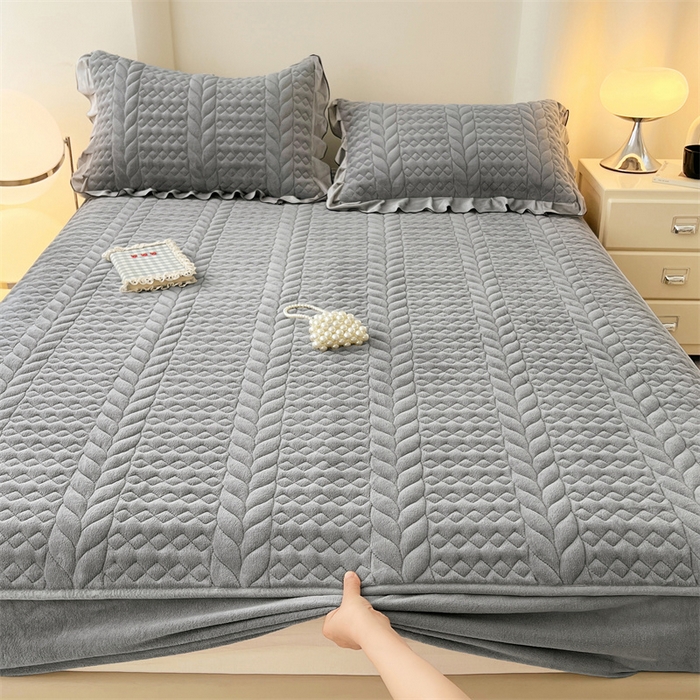 91家纺网 家纺一手货源 找家纺 梦舒羽 2025新款A类牛奶绒夹棉床笠床单床盖床护垫保护罩三件套花边枕套-轻奢 轻奢款-星辰灰