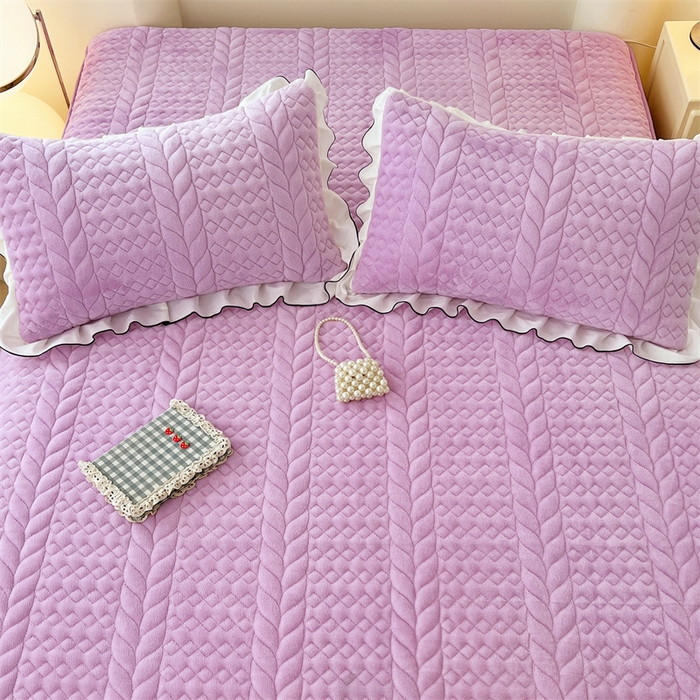 91家纺网 家纺一手货源 找家纺 梦舒羽 2025新款A类牛奶绒夹棉床笠床单床盖床护垫保护罩三件套花边枕套-轻奢 轻奢款-梦幻紫