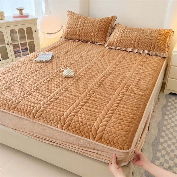 91家纺网 家纺一手货源 找家纺 梦舒羽 2025新款A类牛奶绒夹棉床笠床单床盖床护垫保护罩三件套花边枕套-轻奢 轻奢款-奶茶咖