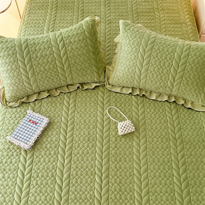 91家纺网 家纺一手货源 找家纺 梦舒羽 2025新款A类牛奶绒夹棉床笠床单床盖床护垫保护罩三件套花边枕套-轻奢 轻奢款-果绿