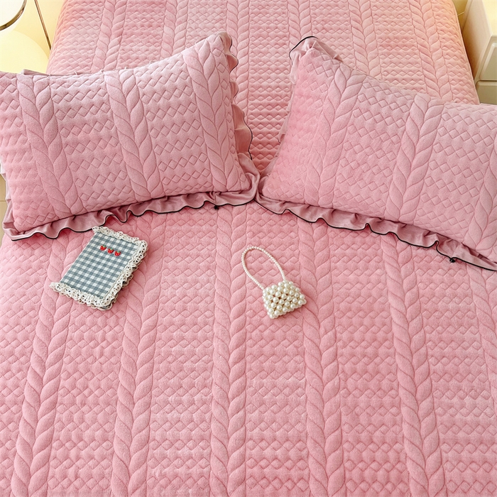 91家纺网 家纺一手货源 找家纺 梦舒羽 2025新款A类牛奶绒夹棉床笠床单床盖床护垫保护罩三件套花边枕套-轻奢 轻奢款-浪漫粉