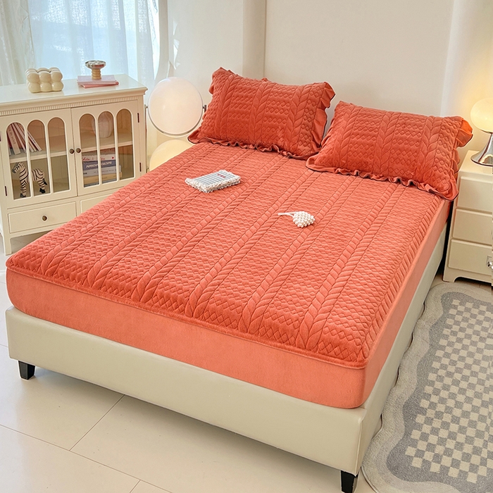 91家纺网 家纺一手货源 找家纺 梦舒羽 2025新款A类牛奶绒夹棉床笠床单床盖床护垫保护罩三件套花边枕套-轻奢 轻奢款-活力橘