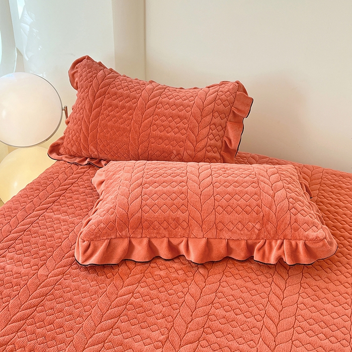 91家纺网 家纺一手货源 找家纺 梦舒羽 2025新款A类牛奶绒夹棉床笠床单床盖床护垫保护罩三件套花边枕套-轻奢 轻奢款-活力橘