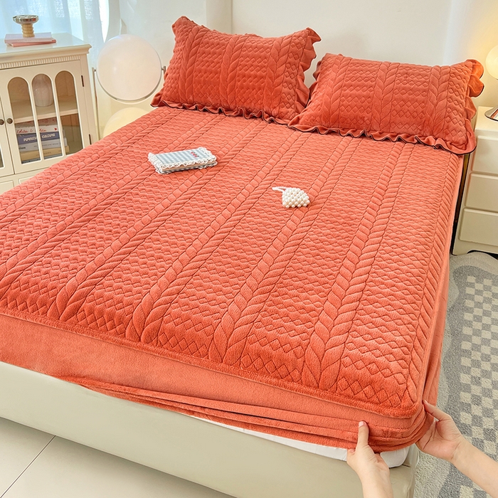 91家纺网 家纺一手货源 找家纺 梦舒羽 2025新款A类牛奶绒夹棉床笠床单床盖床护垫保护罩三件套花边枕套-轻奢 轻奢款-活力橘