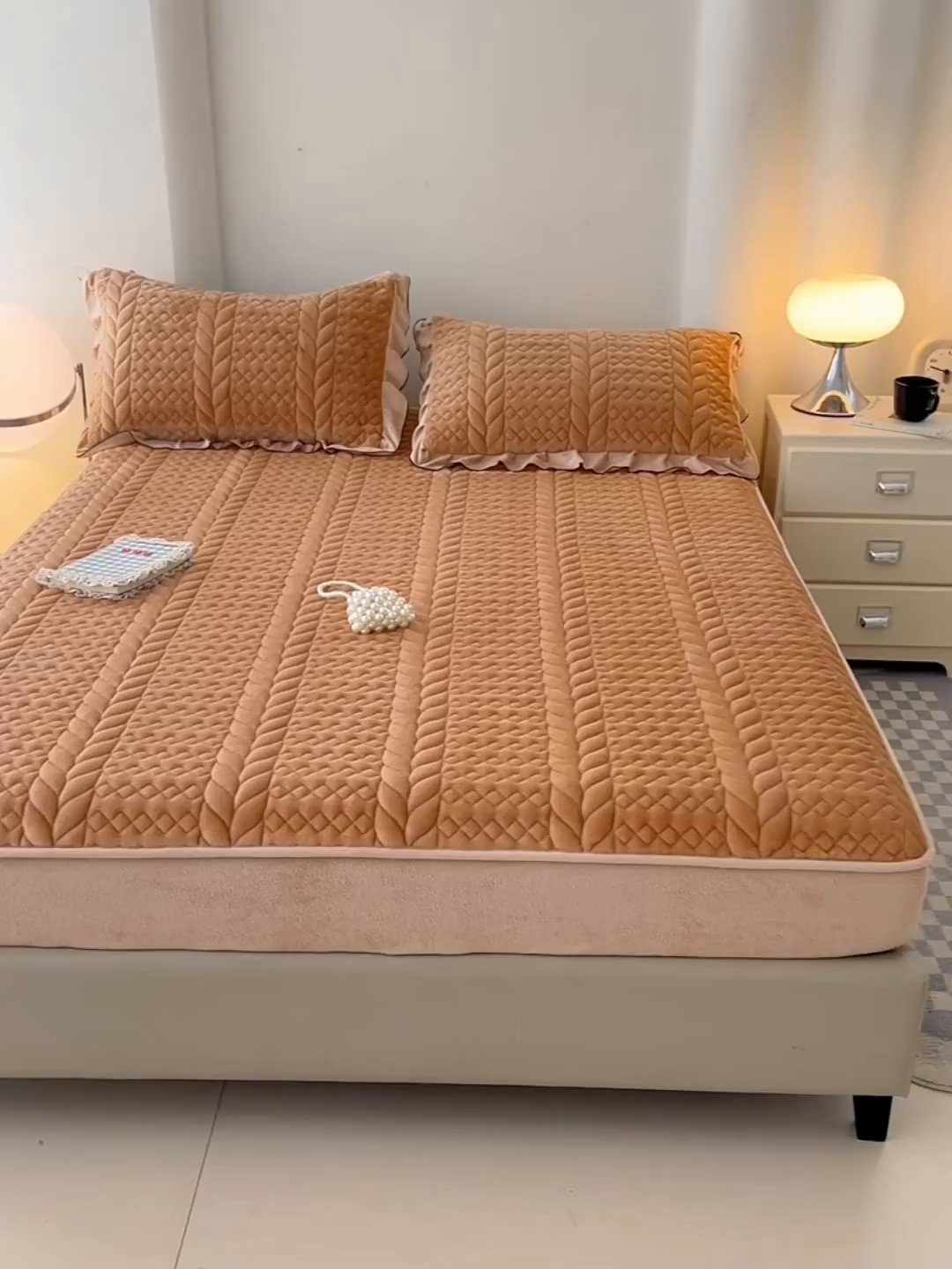 91家纺网 家纺一手货源 找家纺 梦舒羽 2025新款A类牛奶绒夹棉床笠床单床盖床护垫保护罩三件套花边枕套-轻奢 轻奢款-奶茶咖