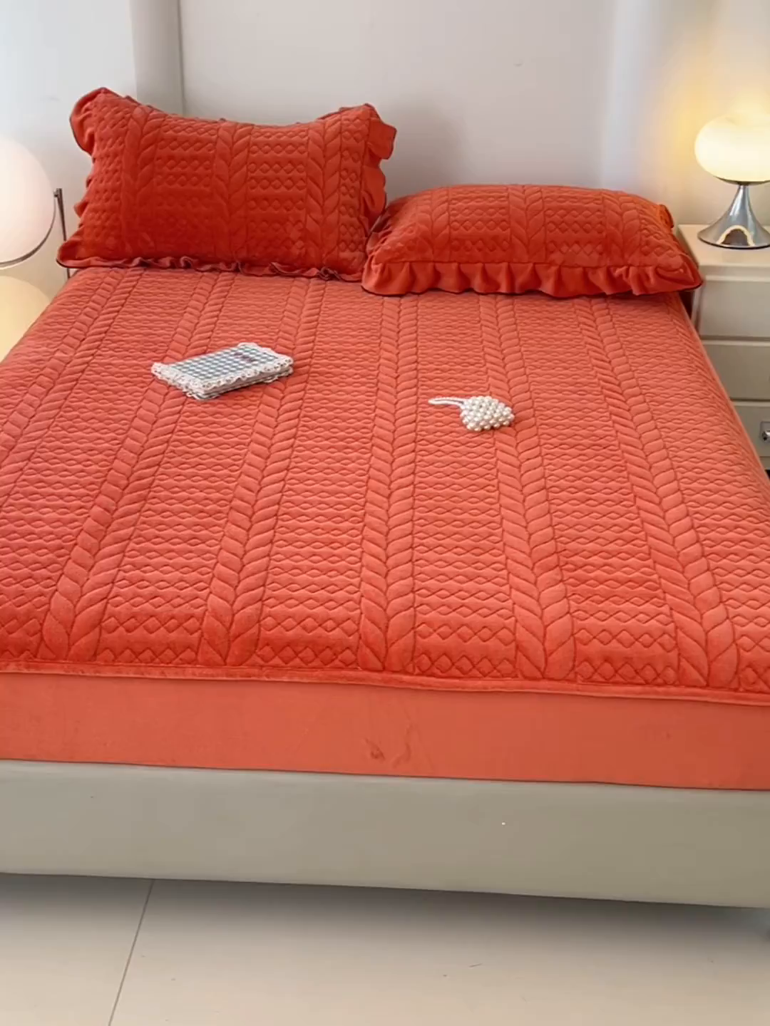 91家纺网 家纺一手货源 找家纺 梦舒羽 2025新款A类牛奶绒夹棉床笠床单床盖床护垫保护罩三件套花边枕套-轻奢 轻奢款-活力橘