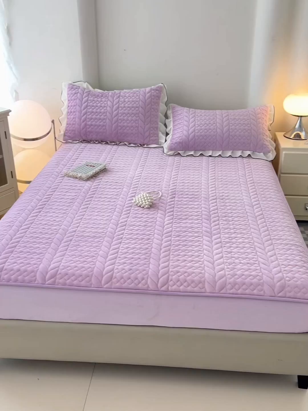 91家纺网 家纺一手货源 找家纺 梦舒羽 2025新款A类牛奶绒夹棉床笠床单床盖床护垫保护罩三件套花边枕套-轻奢 轻奢款-梦幻紫