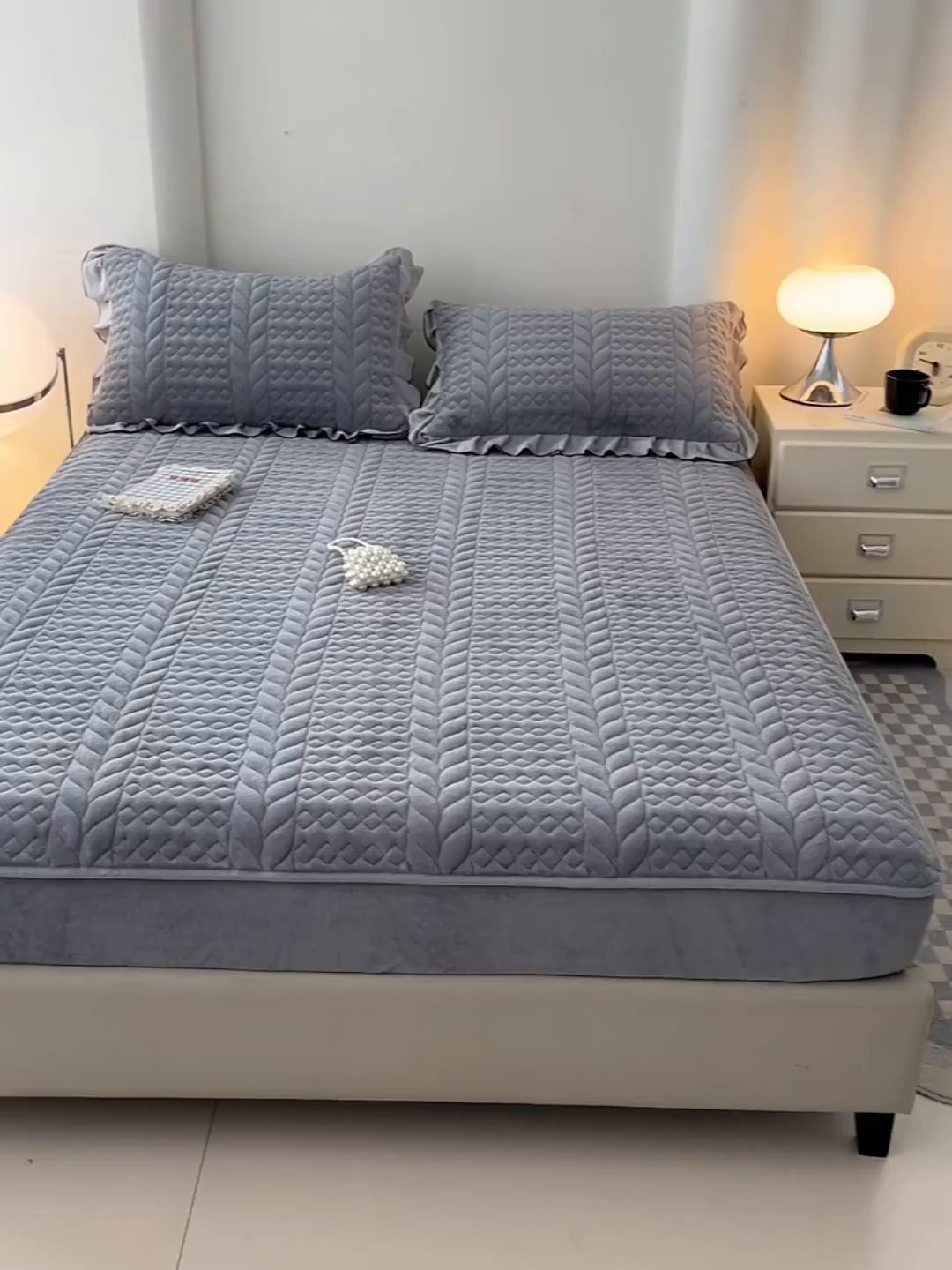 91家纺网 家纺一手货源 找家纺 梦舒羽 2025新款A类牛奶绒夹棉床笠床单床盖床护垫保护罩三件套花边枕套-轻奢 轻奢款-星辰灰