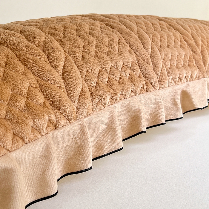 91家纺网 家纺一手货源 找家纺 梦舒羽 2025新款A类牛奶绒夹棉花边枕套情侣双人加长枕芯套枕头套-轻奢 花边轻奢款-奶茶咖