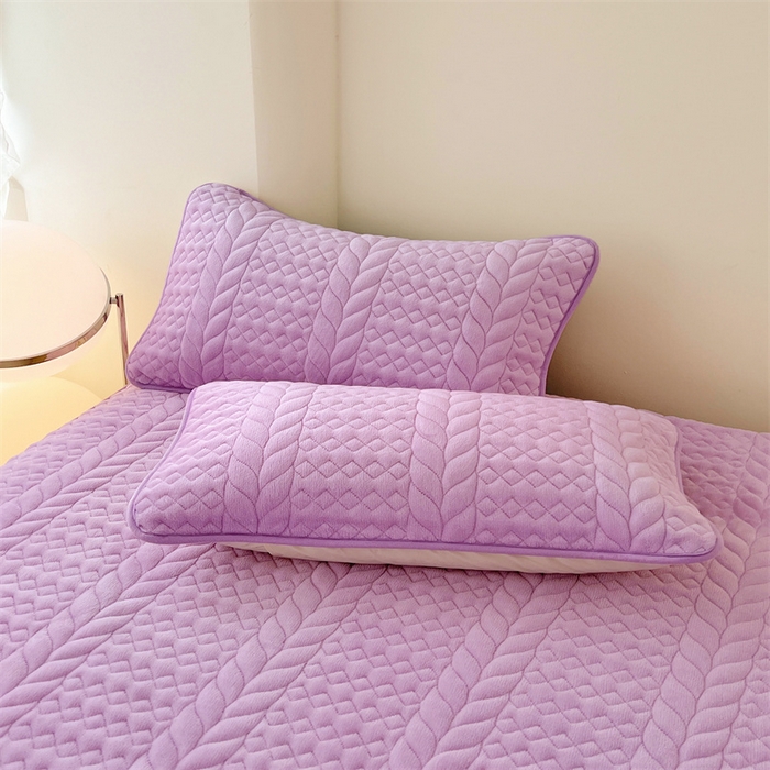 91家纺网 家纺一手货源 找家纺 梦舒羽 2025新款A类牛奶绒夹棉床笠床单床盖床罩床护垫床垫保护罩三件套-轻奢 轻奢款-梦幻紫