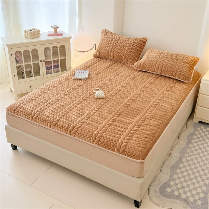 91家纺网 家纺一手货源 找家纺 梦舒羽 2025新款A类牛奶绒夹棉床笠床单床盖床罩床护垫床垫保护罩三件套-轻奢 轻奢款-奶茶咖